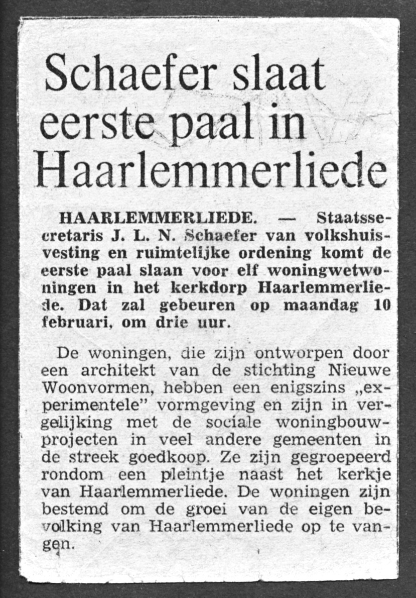 19750128-XX Schaefer slaat eerste paal in Haarlemmerliede, Dorpsplein