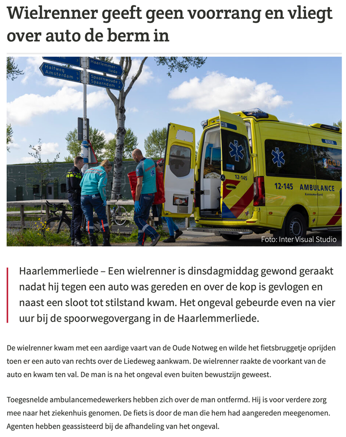 20220426-Nieuws.nl Wielrenner geeft geen voorrang en vliegt over auto de berm in